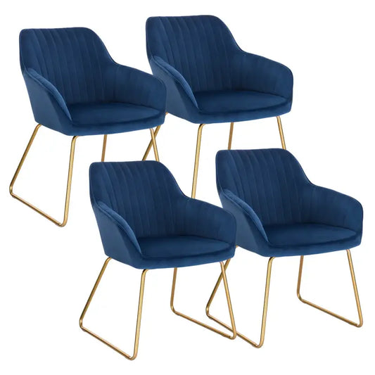 Blauwe fluweelstoelen met goudkleurige metalen poten, geschikt voor moderne eetkamer of woonkamer. Zichtbare rimpelstructuur en comfortabele armleuningen voor stijlvolle zithoeken.