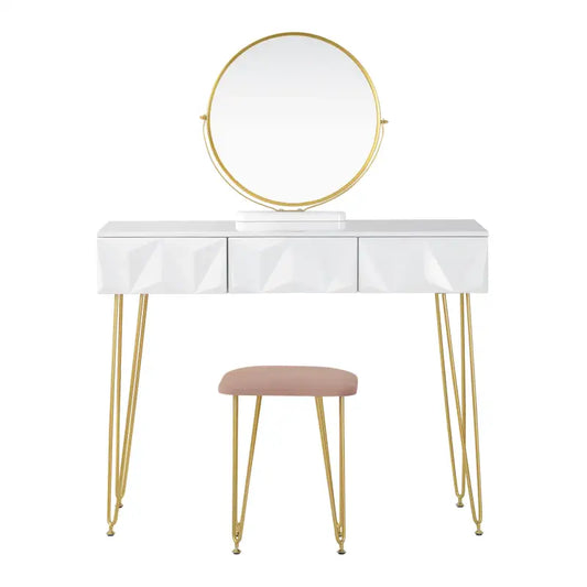 Een witte make-up tafel met goudkleurige poten en een ronde spiegel, bijgeleverd met een roze zitje. Perfect voor een moderne badkamer of slaapkamer.