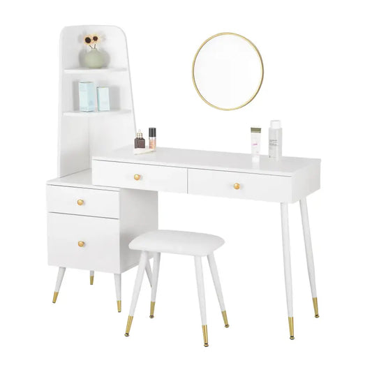 Een witte make-up tafel met gouden details, inclusief een ronde spiegel en een bijpassende stoel, perfect voor een moderne beauty routine in de slaapkamer.