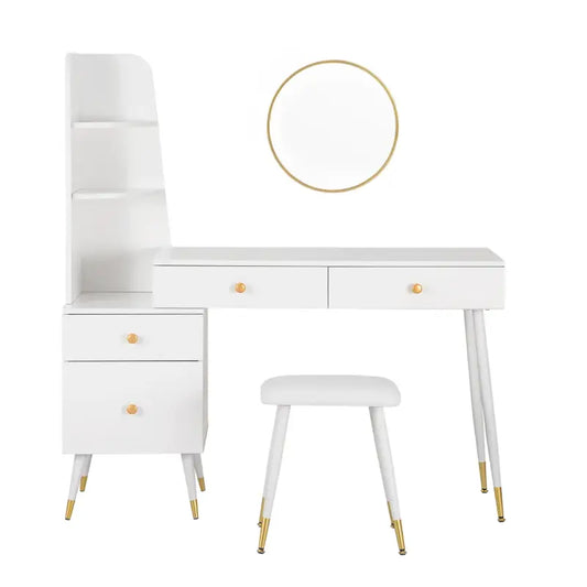 Een witte make-up tafel met goudkleurige details, inclusief een ronde spiegel en een bijpassende stoel, ideaal voor thuis gebruik of professionele make-up applicatie.