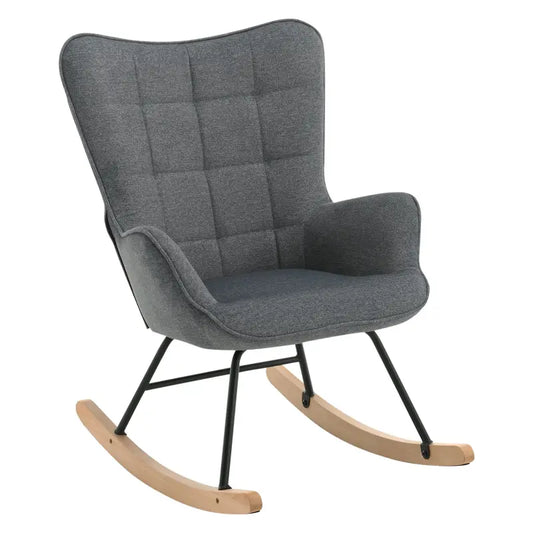 Grijze, gestoffeerde schommelstoel met kussens en hoge rugleuning, voorzien van een zwart metalen frame en lichte houten schommelbasis. Ideaal voor ontspanning in de woonkamer of slaapkamer.
