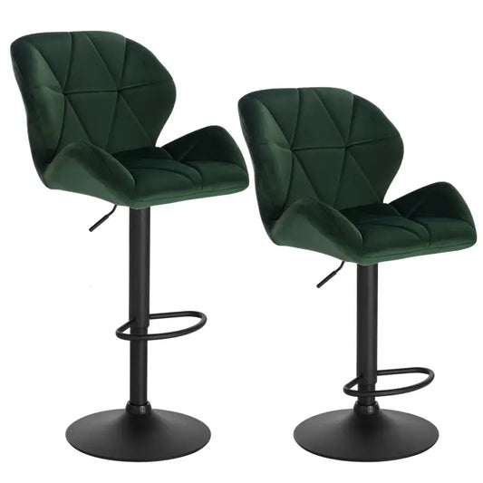 Donkergroene, fluweelbeklede barstoelen met diamantvormige quilting en zwarte metalen poten, geschikt voor moderne keukens of bars. Comfortabele zitvlakken met verstelbare hoogte en stabiliserende voet.