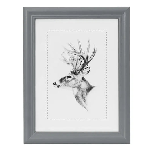 Een zwart-wit potloodtekening van een hert met imposante gewei, ingelijst in een grijze houten lijst. Perfect voor woonkamerdecoratie of als wanddecoratie in een moderne stijl.