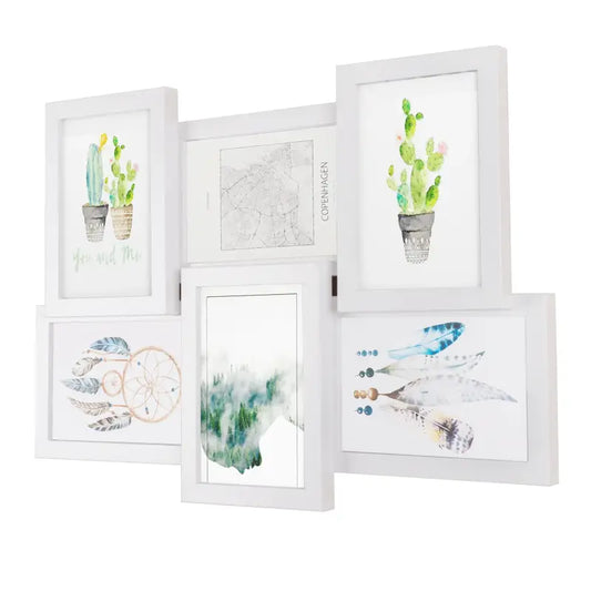 Een set van vijf witte fotolijsten met waterverfprints van cactussen, een droomvanger, een boslandschap en een kaart van Kopenhagen, geschikt voor wanddecoratie in een moderne woonkamer of slaapkamer.