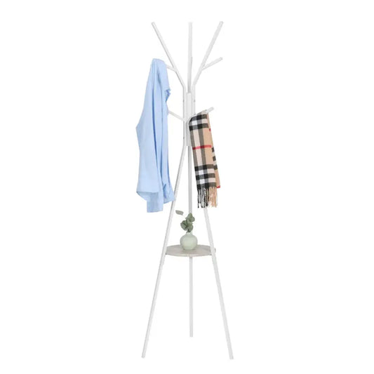 Een witte, boomvormige kledingkast met houten hangers, waarop een lichtblauw shirt en een geruite sjaal hangen. Boven een marmeren plank staat een groene plant, ideaal voor woonkamer of slaapkamer.