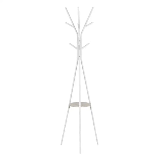 Een witte, boomvormige kledinghanger met houten accenten, waarop een lichtblauwe jas en een geruite sjaal hangen. Bovenop een kleine plank staat een groene plant, ideaal voor woonkamer of slaapkamer.