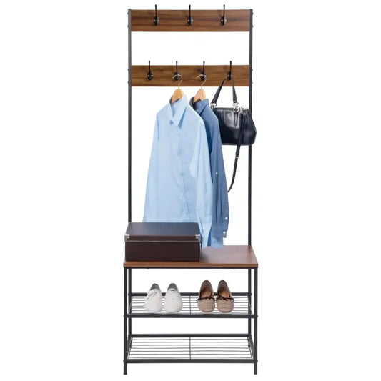 Een houten en metalen entryway organizer met kledinghangers, een zwarte handtas en een bruine doos. Witte en bruine schoenen staan op de onderste plank, ideaal voor woonkamer of slaapkamer.