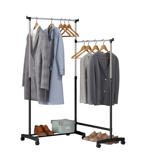 Zwart metalen kledingrek met wielen, voorzien van houten hangers en een ondersteunende plank. Geschikt voor kledingopslag in woonruimte of kantoor, met zichtbare schoenen en een koffer op de onderkant.
