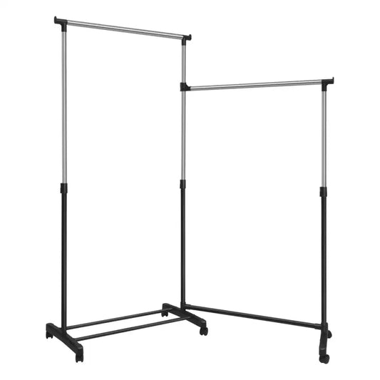 Zwart metalen kledingrek met wielen, beladen met jassen en een lichtblauwe jas, voorzien van houten hangers en een ondersteunende plank voor schoenen en koffers. Ideaal voor kledingopslag in woonruimte of kantoor.
