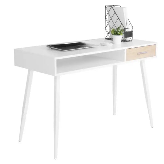 Een witte, minimalistische schrijftafel met houten trekker en dunne poten, voorzien van een laptop, plant en documenthouder, ideaal voor een moderne werkplek of studiehoek.