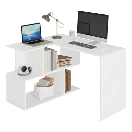 Een witte hoekwerkplek met glanzend oppervlak, uitgerust met een laptop, monitor, toetsenbord en bureaulamp. Op de open planken staan boeken, koptelefoon en een witte mand, ideaal voor thuisbureau of kantoor.