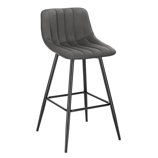 Grijze, gestoffeerde barstoel met verticale rimpelingen en een zwart metalen frame, geschikt voor moderne keukens of bars. Stijlvolle designstoel voor comfortabele zitting in een woon- of eetruimte.