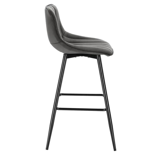 Grijze, gestoffeerde barstoel met verticale rijen en een comfortabele zitting, ondersteund door een zwart metalen frame. Ideaal voor moderne keukens of bars, met een stijlvolle, industriële uitstraling.