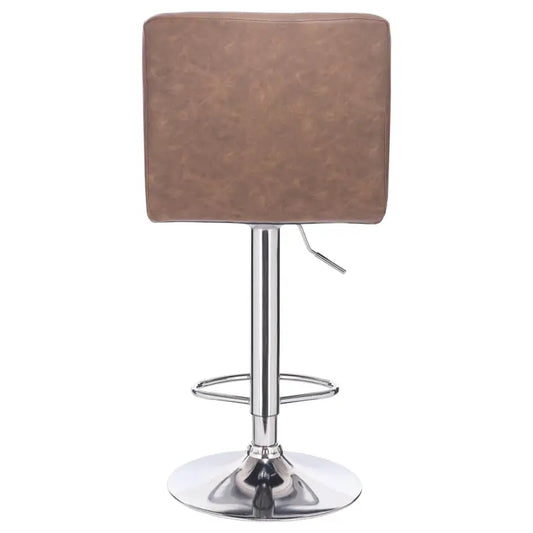 Een bruine, gepolsterde barstoel met een glanzende, zilverkleurige metalen poten en een verhoogbare zit. Geschikt voor moderne keukens of bars, met een comfortabele, gestoffeerde zitting en rugleuning.