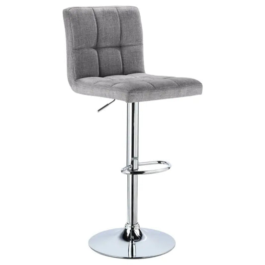 Een crèmekleurige, gepolsterde barstoel met opvallende kussens en een glanzende, chromen verhoging. Ideaal voor moderne keukens of bars, met een verstelbare hoogte en een stabiliteitsschijf.