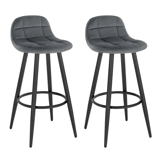 Grijze, gepolsterde barstoelen met zachte velours bekleding en zwarte metalen poten, ideaal voor moderne keukens of bars. Stijlvolle designstoelen voor comfortabel zitten in een woon- of eetruimte.