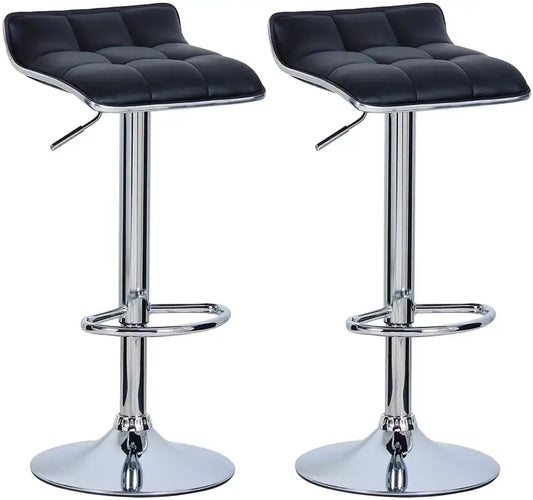 Zwarte, gepolsterde barstoelen met opvallende kussens en glanzende chromen poten, ideaal voor moderne keukens of bars. Hoge, verstelbare stoelen met stabiliserende ringen voor comfort en stijl.