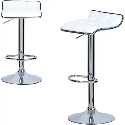 Zwarte, gepolsterde barstoelen met opgevulde zitting en glanzende chromen poten, geschikt voor moderne keukens of bars. Set van twee, met verstelbare hoogte en stabiliteit voor comfortabel zitten.