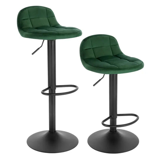 Groene fluweelbekledde barstoelen met verstelbare hoogte en zwart metaalframe, ideaal voor moderne keukens of barzones. Comfortabele zitting met kussens voor dagelijks gebruik.