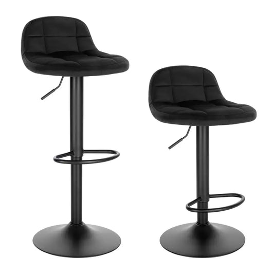 Groene, gestoffeerde barstoelen met fluweelachtige bekleding en zwarte metalen poten, uitgerust met verhoogbare zit hoogte en stabiliserende voeten, ideaal voor moderne keukens of bars.