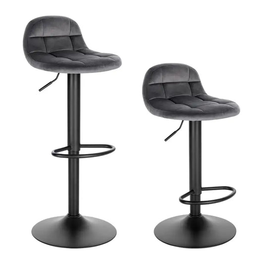 Groene fluweelbekledde barstoelen met gestoffeerde zitting en zwarte metalen poten, geschikt voor moderne keukens of bars. Comfortabele hoogteverstelbare stoelen met stabilisatie ring.
