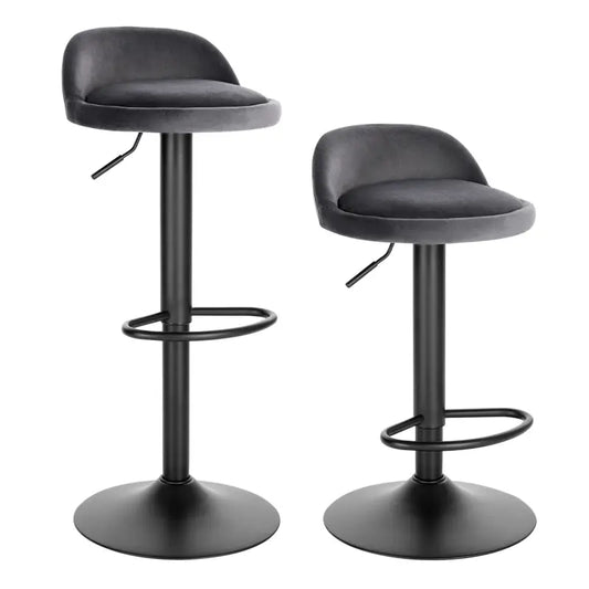 Zwarte, verhoogbare barstoelen met fluweelzitting en metalen frame, uitgerust met verstelbare hoogte en stabiliserende voet. Ideaal voor moderne keukens of bars met stijlvolle zitcomfort.