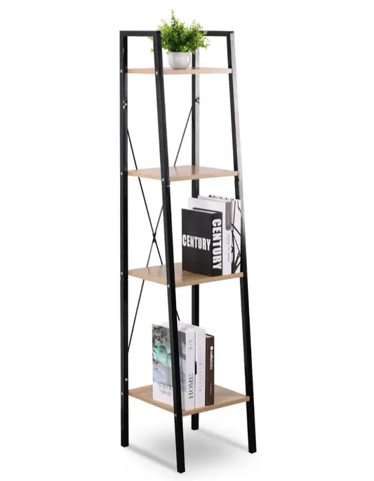 Een zwarte metalen ladderboekenkast met houten planken, gevuld met boeken en een groene plant. Ideaal voor moderne woonkamer of kantoordecoratie met een minimalistisch design.