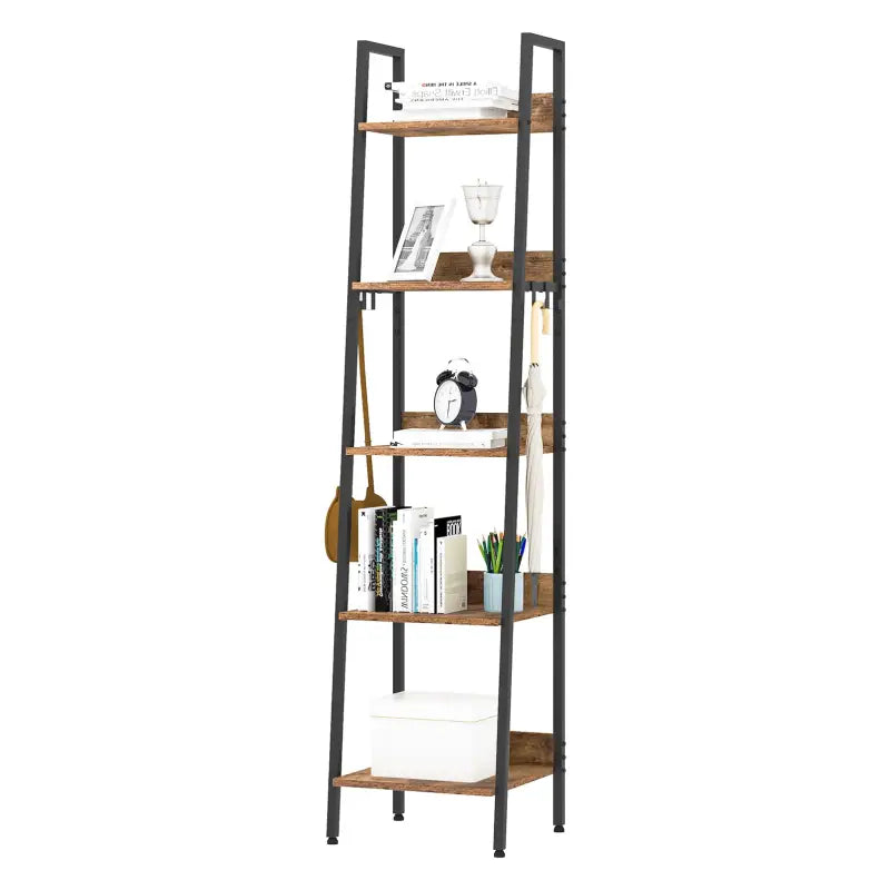 Een hoge, zwart metalen plank met houten planken, gevuld met boeken, een wekker, een glazen vaas en een paraplu. Ideaal voor woonkamer of kantoor om ruimte te organiseren en decoratief te gebruiken.