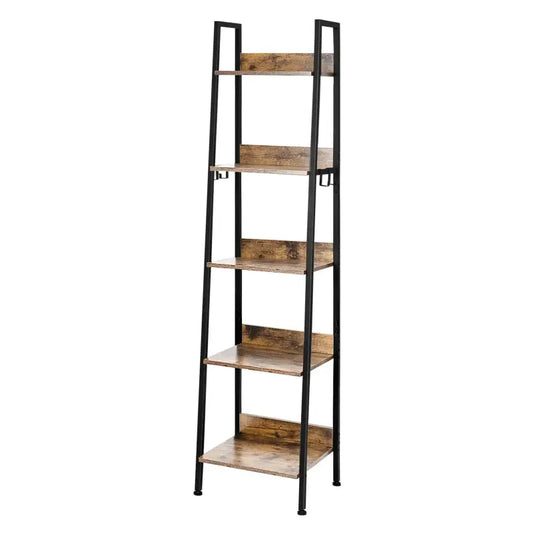 Een hoge, industriële boekenkast met donkergrijze metalen frame en houten planken, gevuld met boeken, een wekker, een glazen vaas en een witte doos, ideaal voor woonkamer of kantoor.