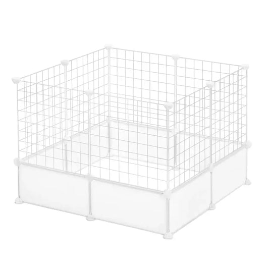 Een witte, modulaire kooi met kruisvormige metalen tralies en een ondersteunende plastic basis, geschikt voor huisdieren zoals konijnen of honden. Ideaal voor binnen- en buitenruimte als veilige speel- of slaapzone.