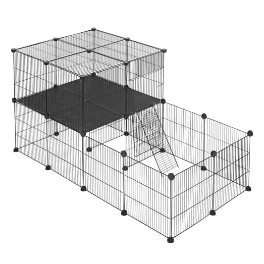 Zwart metalen dierenkooi met meerdere verdiepingen, inclusief een ladder en een donkere vloerplaat. Ideaal voor houders van konijnen of kleine dieren in een binnenruimte.