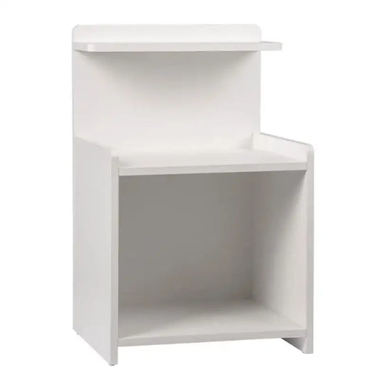 Een witte, minimalistische nachtkastje met twee vlakke planken en een open onderste vak, geschikt voor slaapkameropslag. Modern ontwerp voor een gestructureerde, functionele slaapkameromgeving.