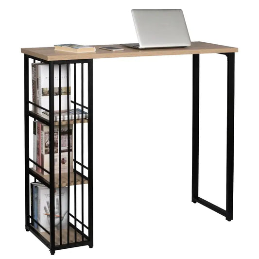 Een hoge, industriële werktafel met houten blad en zwart metalen frame, voorzien van een boekenkast aan de zijkant. Ideaal voor thuisbureau of kantoor met moderne, minimalistische stijl.