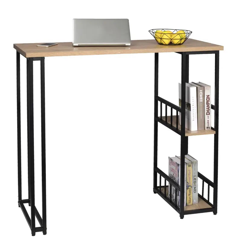 Een hoge, moderne werktafel met houten blad en zwart metalen frame, voorzien van een boekenkast. Ideaal voor thuisbureau of kantoor, met laptop, fruitmand en boeken als decoratie.