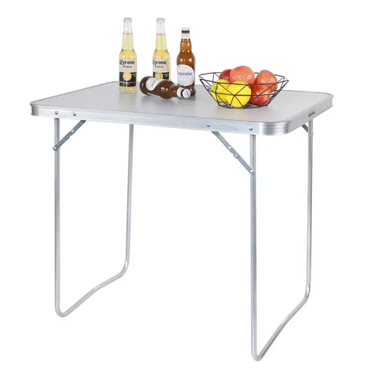 Zilverkleurige vouwtafel met aluminium frame en gladde tafelblad, geschikt voor kampeer- en tuinactiviteiten. Compact ontwerp voor gemakkelijke opslag en transport.