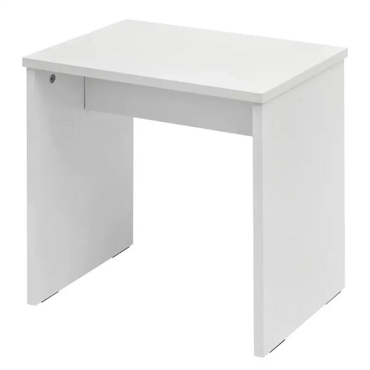 Een witte make-up tafel met opklapbaar spiegel en ingebouwde wasbak, uitgerust met een bijpassende stoel. Ideaal voor dagelijkse huidverzorging en make-up aanbrengen.
