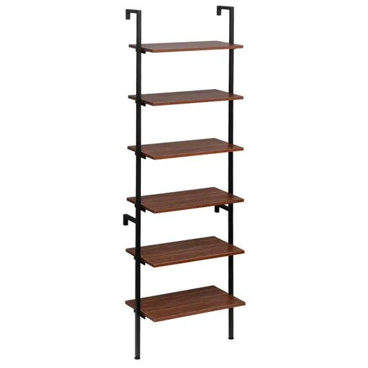 Een hoge, zwarte metalen boekenkast met bruine houten planken, gevuld met boeken, een wekker, een glazen vaas en een plant. Ideaal voor moderne woonkamer of kantoordecoratie.