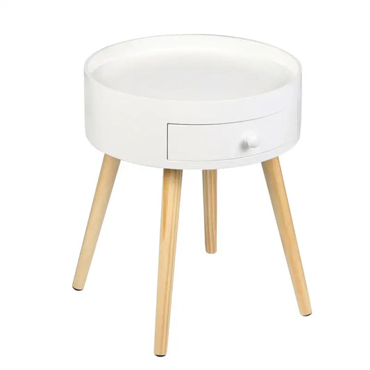 Een witte, ronde nachtkastje met houten poten en een voorzakje met een witte knop, geschikt als nachtkastje of bijzettafel in een moderne slaapkamer.