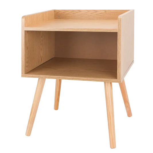 Een lichtgekleurd houten nachtkastje met twee planken en schuin aflopende poten, geschikt voor slaapkamerdecoratie. Modern design met zichtbare houtstructuur en minimalistische lijnen.