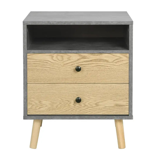 Een modern nachtkastje met grijze betonlook en lichte houten laden, voorzien van zwarte knoppen en houten poten, geschikt als slaapkamermeubel of bij een minimalistisch interieur.