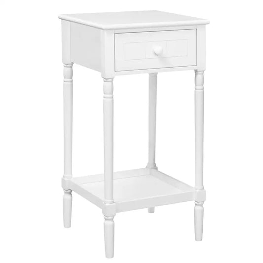 Een witte nachtkastje met één lade en een ondersteunende plank, voorzien van gedraaide poten en een witte knop. Ideaal als bijzettafel of slaapkamermeubel voor een minimalistische stijl.