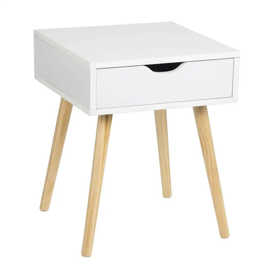 Een wit nachtkastje met één lade en houten poten, geschikt als bijzettafel of slaapkamermeubel. Modern design met zwart trekkoord voor de lade.