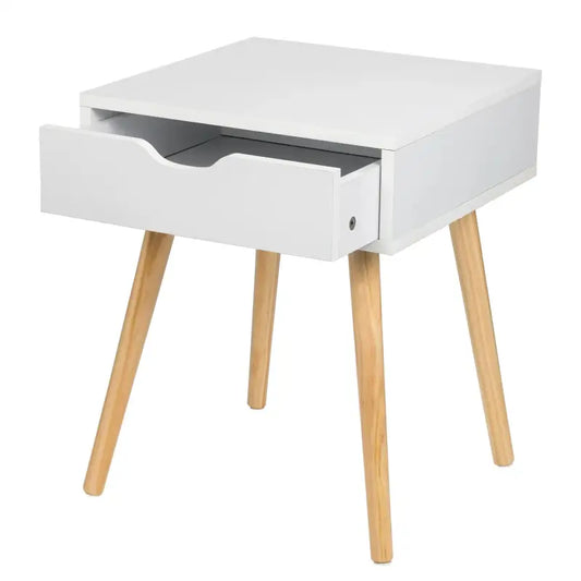 Een wit nachtkastje met één lade en houten poten, geschikt voor slaapkamer of woonkamer. Modern design met zwart trekkoord, ideaal voor minimalistische interieurs.