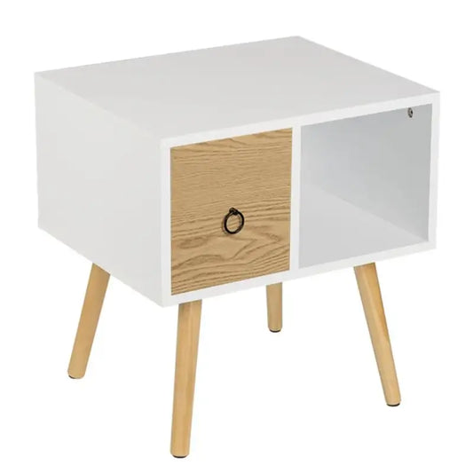 Een wit nachtkastje met houten trekker en houten poten, voorzien van een houten lade en een open vak. Ideaal als nachtkastje of bijzettafel in een moderne slaapkamer.