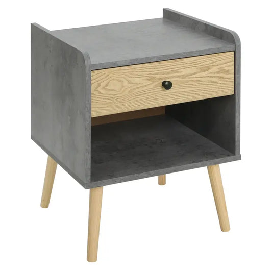 Een moderne nachtkastje met betonlook en lichte houten trekker, voorzien van houten poten en een open onderste laag, ideaal voor slaapkamerdecoratie en nachtmeubilair.