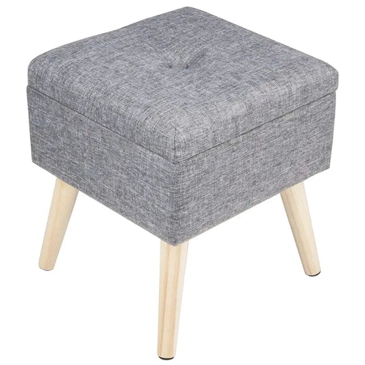 Grijze, gestoffeerde kruk met knop en houten poten, ideaal voor woonkamer of slaapkamer. Perfect als opbergkruk voor kleine ruimtes.