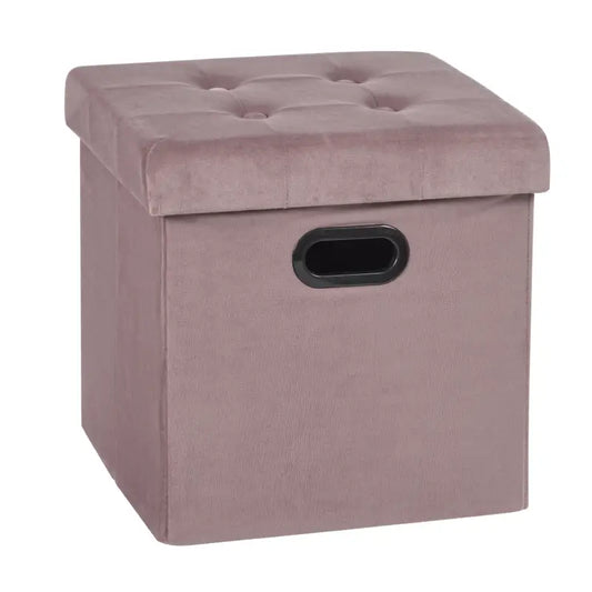 Een roze, fluweelachtige opbergkist met knoppen op de zitting en een zwarte handgreep. Ideaal voor opbergen in woonkamer of slaapkamer.