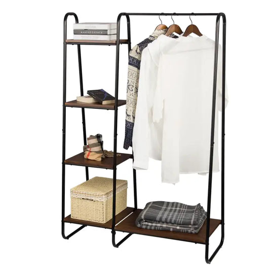 Een zwart metalen kledingrek met houten planken, waarop witte kleding hangt en een geruite deken ligt. Geschikt voor kleine ruimtes en kledingopslag in slaapkamers of woonkamers.