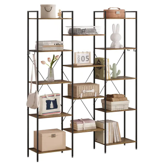 Een hoog, zwart metalen boekenkast met houten planken, gevuld met boeken, decoratieve accessoires en opbergdozen. Ideaal voor woonkamer of slaapkamer opslag en stijlvolle interieurdecoratie.