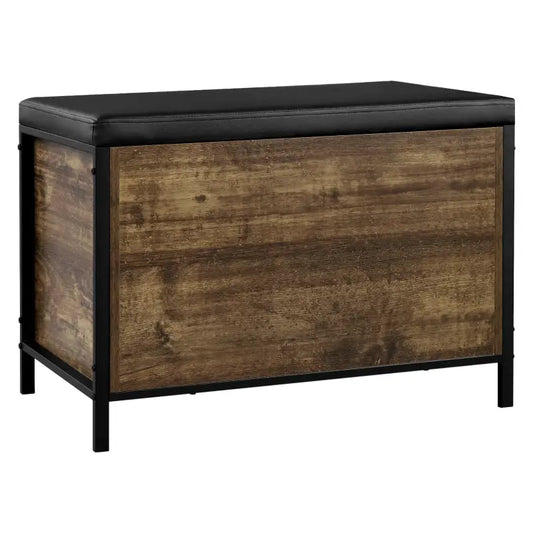 Een zwart, opgevulde zitbank met een houten front in bruin, met een metalen frame. Ideaal voor woonkamer of slaapkamer als opbergruimte en zitplaats.